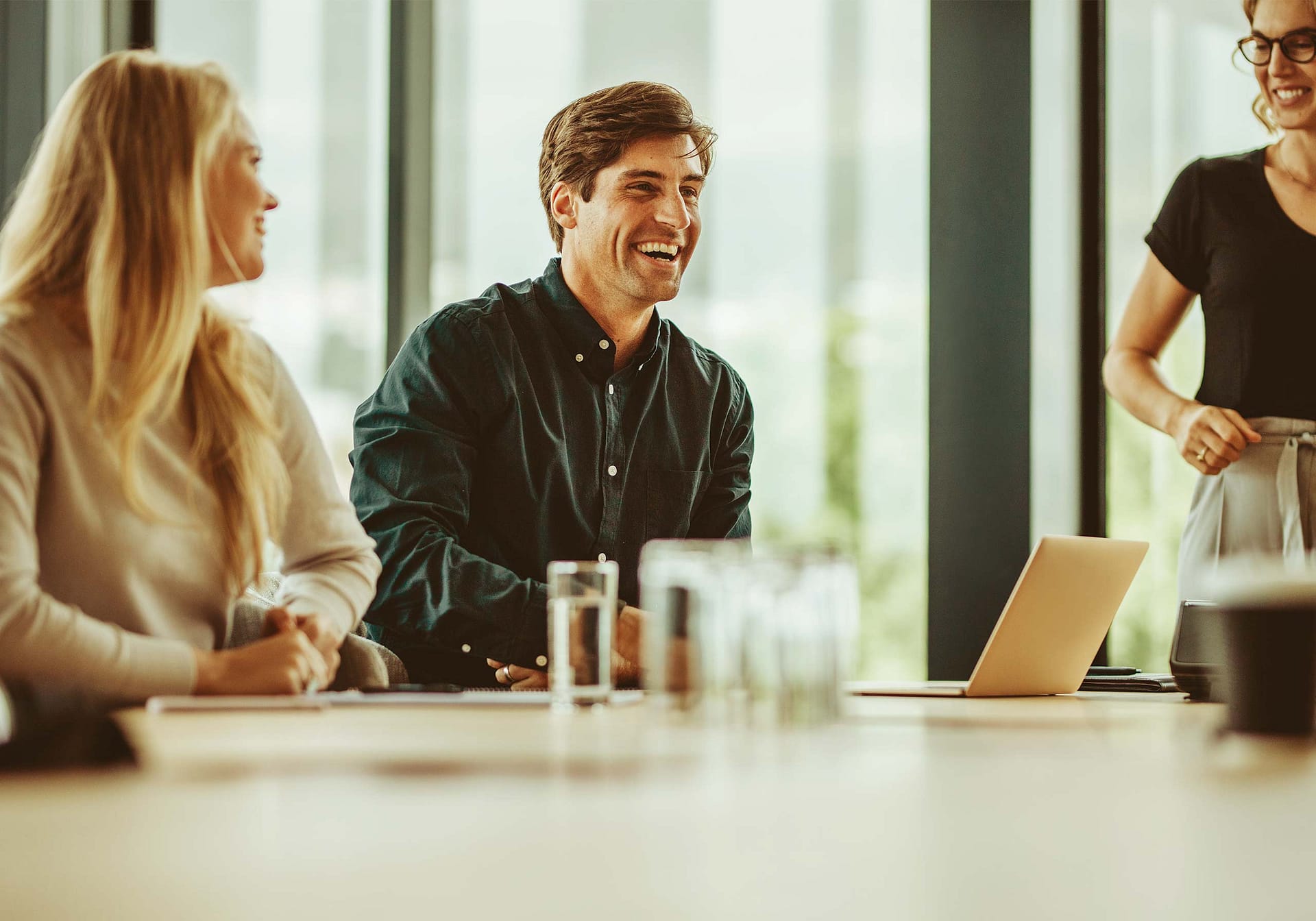 Gens d'affaires souriant après une réunion productive